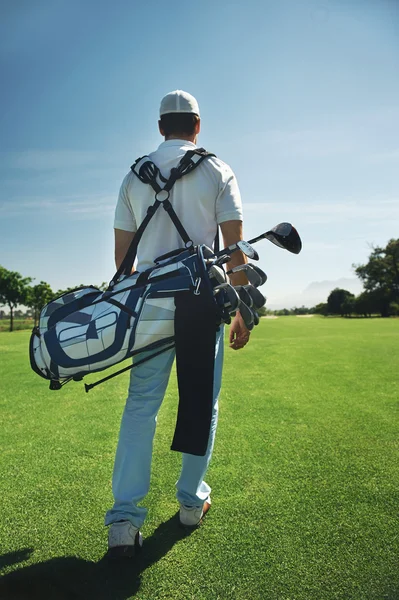 高尔夫男子提着肩袋行走 — 图库照片