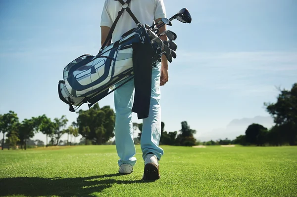 Golf man lopen met schoudertas — Stockfoto