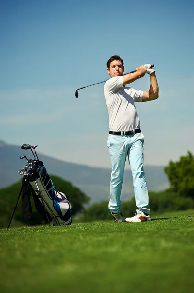 Golfer Mann schlägt Golfball — Stockfoto