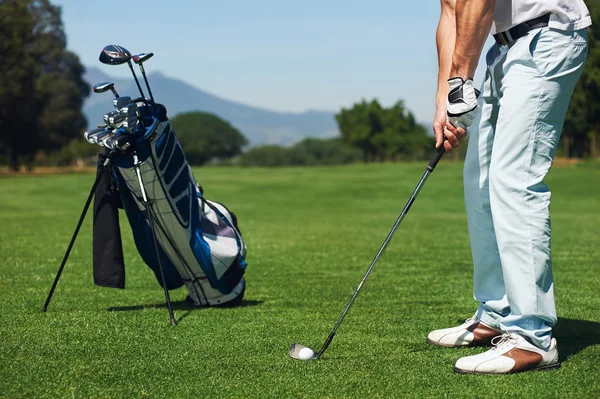 Golfçü adam vurma golf topu — Stok fotoğraf