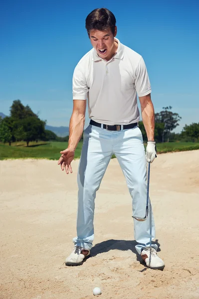 Golfista em bunker frustração — Fotografia de Stock