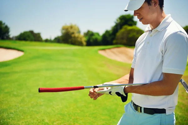 Golfspelare på golfbana — Stockfoto