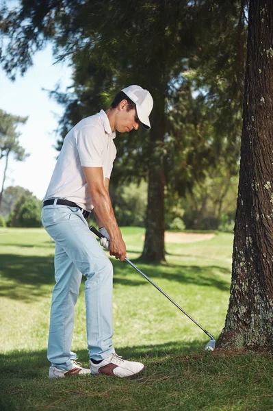 Golfer in moeilijke situatie achter boom — Stockfoto