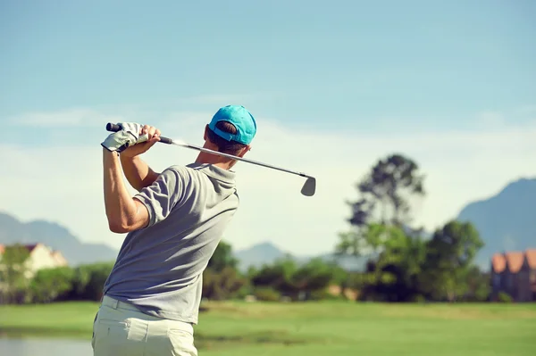 Golfista Golpeando tiro de golf —  Fotos de Stock