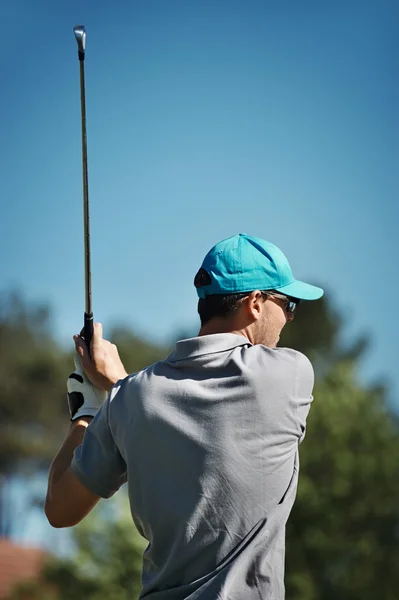 Golfista Jogando no Campo de Golfe — Fotografia de Stock