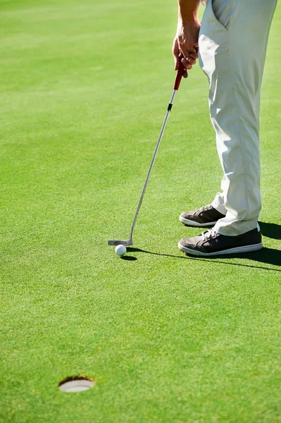 Golf hombre con el objetivo de hundir golf putt — Foto de Stock