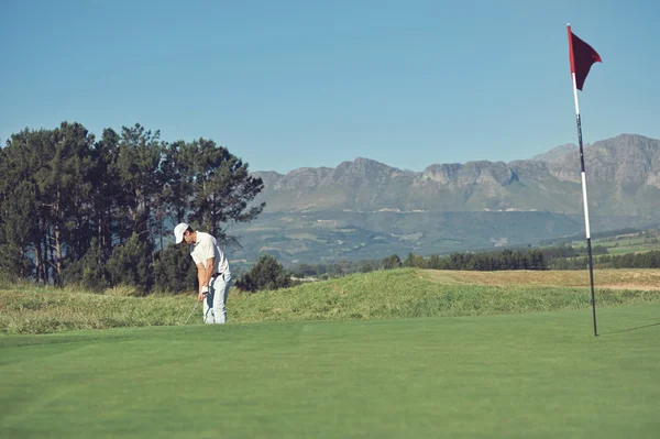 Golfspelare slår chip skott — Stockfoto