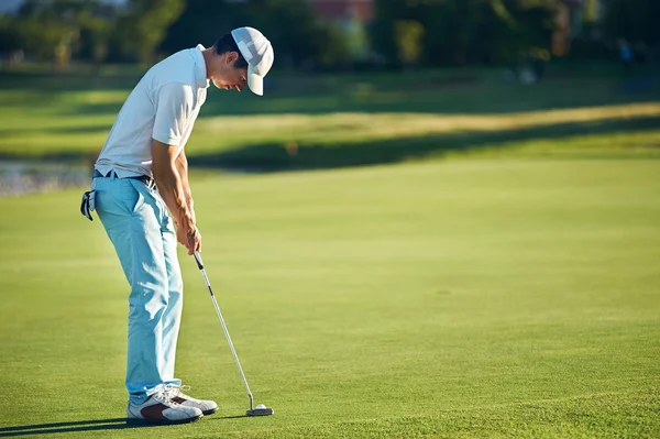 Homem de golfe colocando em verde para birdiee — Fotografia de Stock