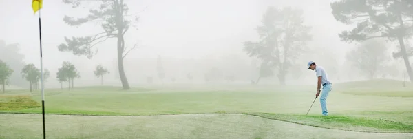 Golfista jogando golfe — Fotografia de Stock