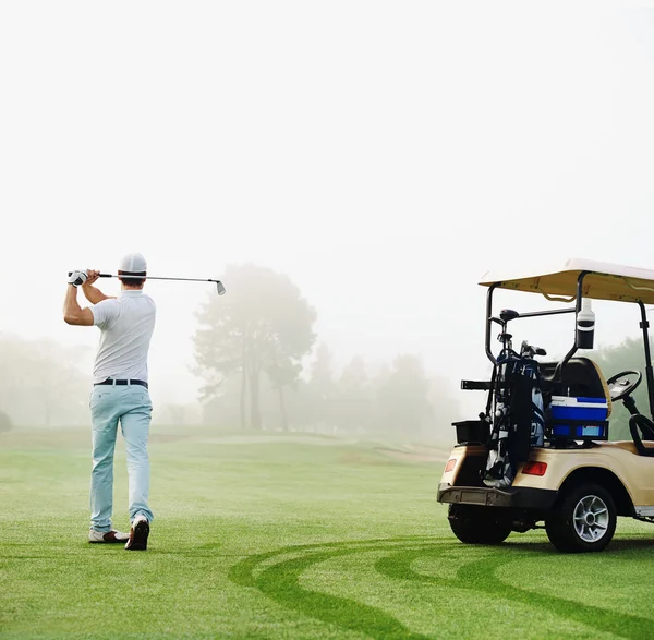 Manliga golfare i fairway — Stockfoto