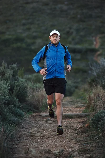 Runner training in mountains — Stock Photo, Image