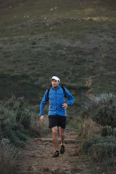 Runner training in mountains — Stock Photo, Image