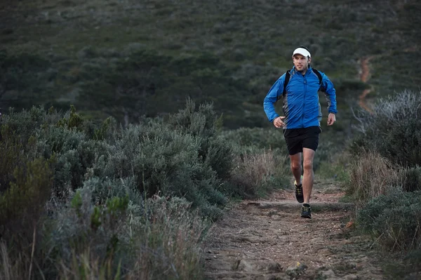 Entrenamiento de corredores en las montañas —  Fotos de Stock