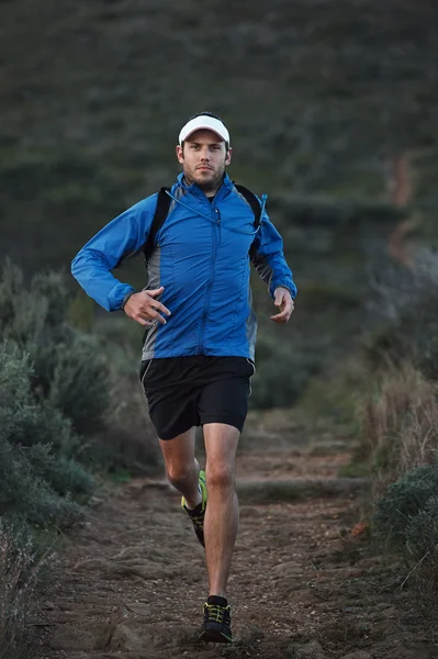 Runner training in mountains — Stock Photo, Image