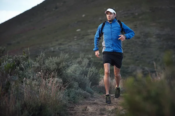 Entrenamiento de corredores en las montañas — Foto de Stock