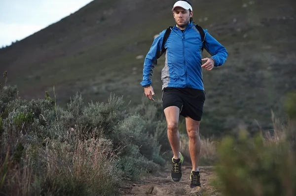 Runner training in mountains — Stock Photo, Image