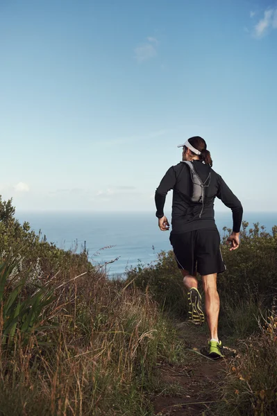 Running man on mountain trail — Stock Photo, Image