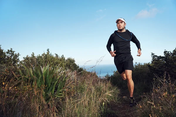 Running man on mountain trail — Stock Photo, Image