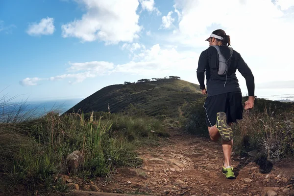 Trail running man op berg — Stockfoto
