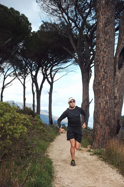 Homem fazendo rotina de fitness diária — Fotografia de Stock