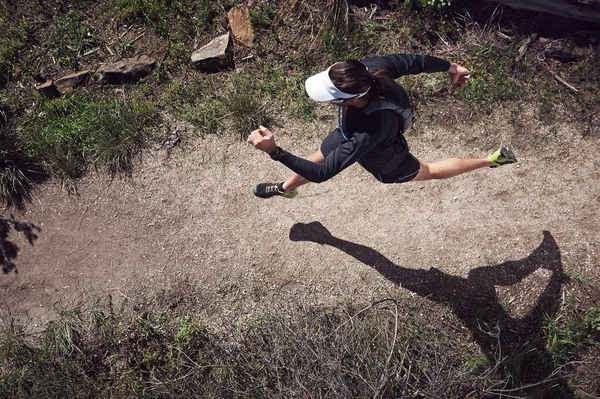 Trail runner running on mountain — Stock Photo, Image