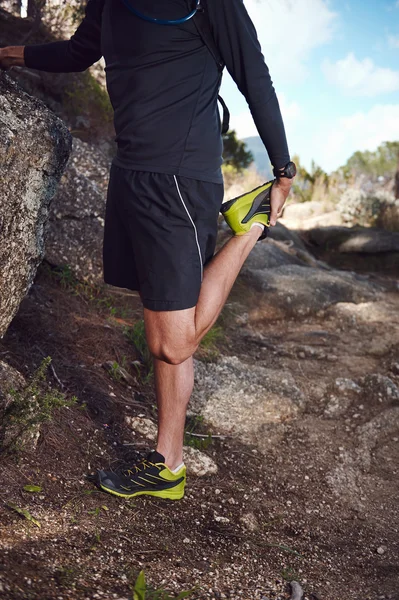 Trail runner alongamento antes de correr — Fotografia de Stock