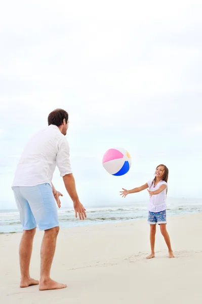 父と娘のビーチで演奏 — ストック写真
