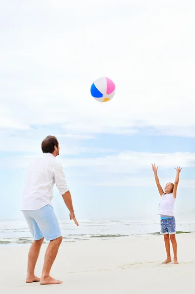 Pai e filha brincando na praia — Fotografia de Stock
