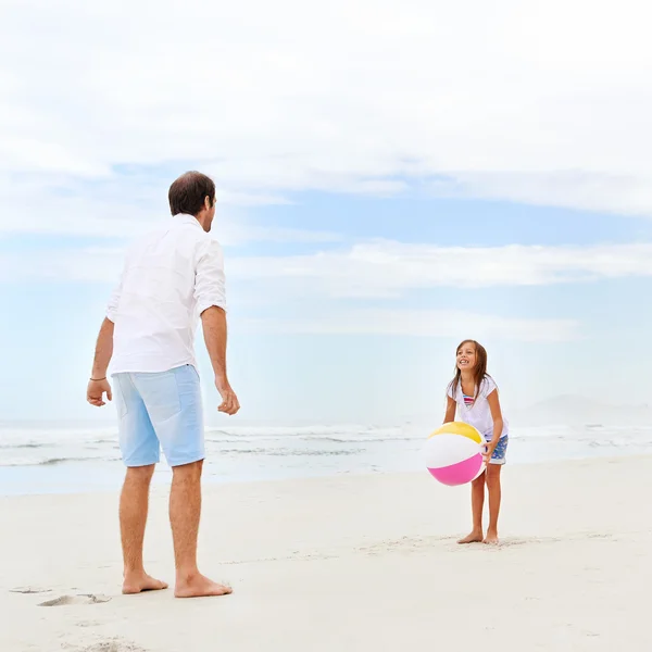 Far och dotter spelar på stranden — Stockfoto