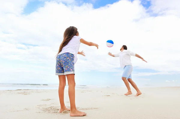 Ojciec i córka gra na plaży — Zdjęcie stockowe