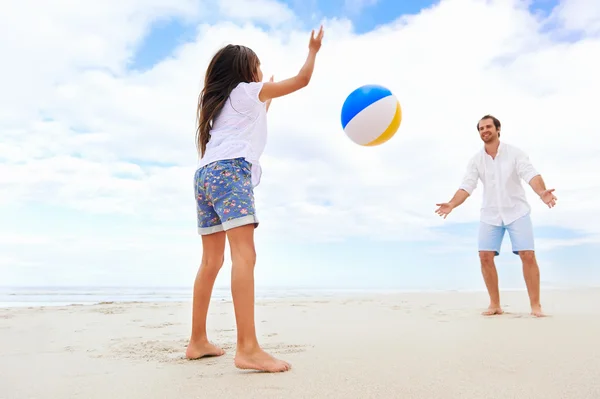 Baba ve kızı kumsalda oynarken — Stok fotoğraf