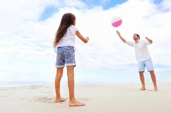 Père et fille jouant sur la plage — Photo