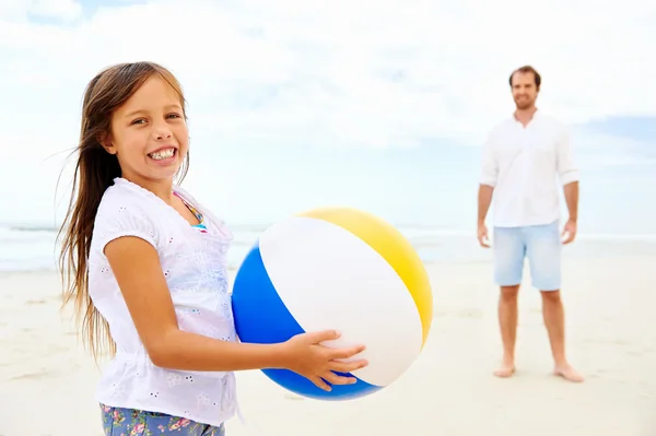 Far och dotter spelar på stranden — Stockfoto