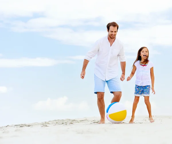 Baba ve kızı sahilde koşuyor. — Stok fotoğraf