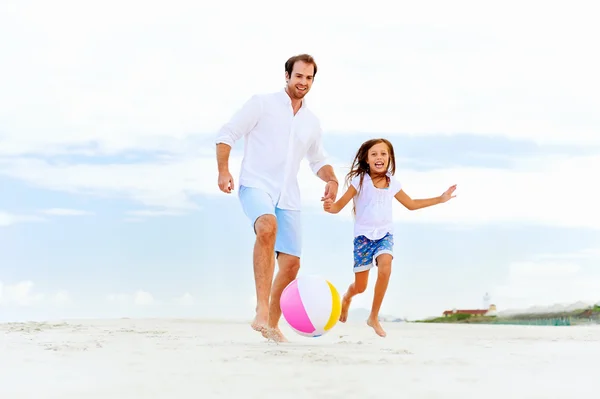 Pai e filha correndo na praia — Fotografia de Stock