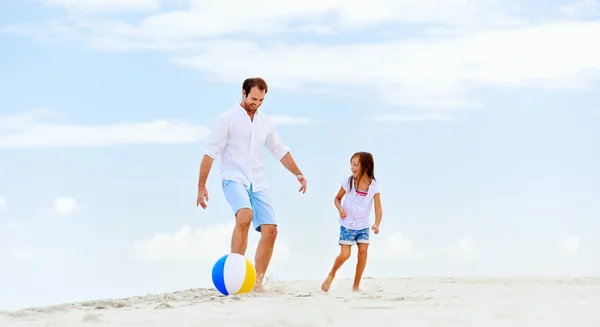 Pai e filha correndo na praia — Fotografia de Stock