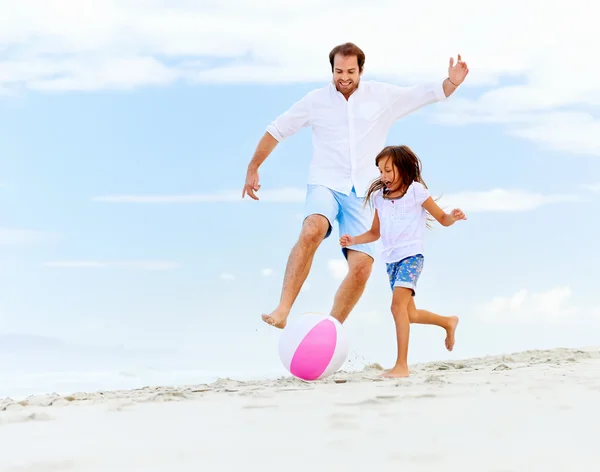 Father and daughter running on beach — Stock Photo, Image