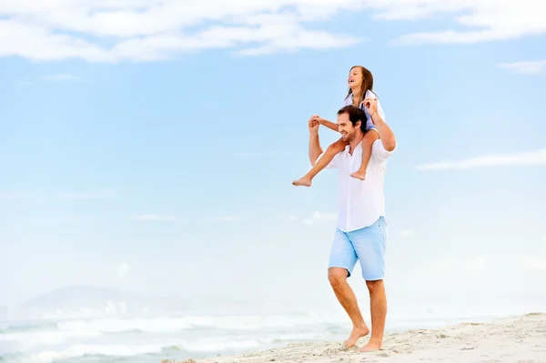 父亲带着女儿走在海滩上 — 图库照片