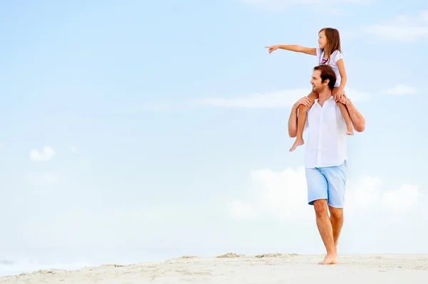 Dad and daughter at ocean — Stock Photo, Image