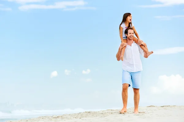 Père avec fille marchant sur la plage — Photo