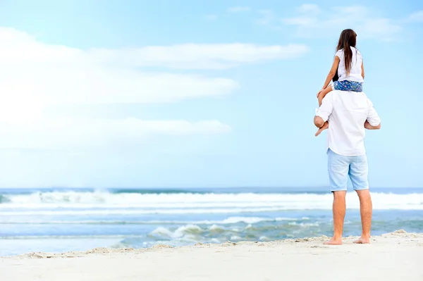 Pai com filha andando na praia — Fotografia de Stock