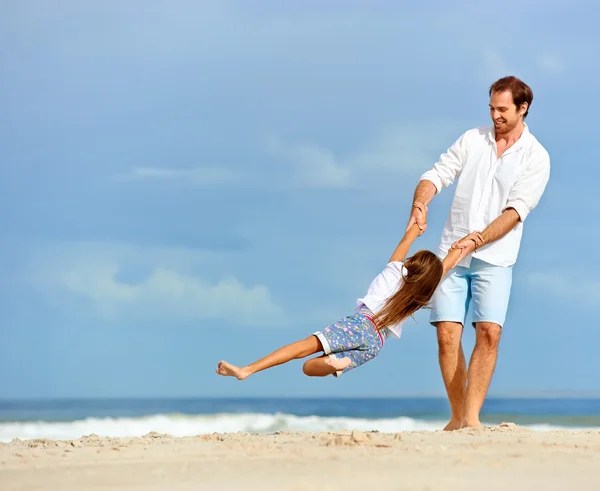 Baba ve kızı birlikte kumsalda oynarken — Stok fotoğraf