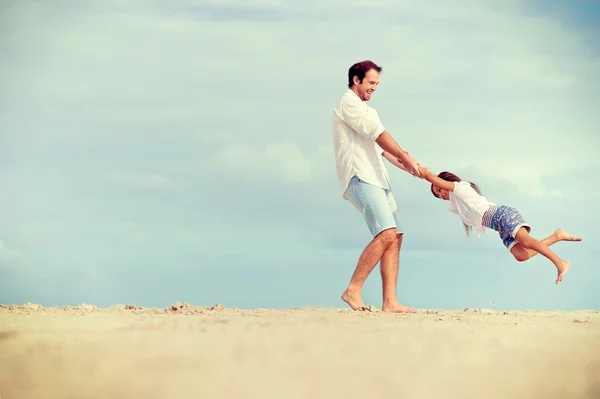 Pai e filha brincando juntos na praia — Fotografia de Stock