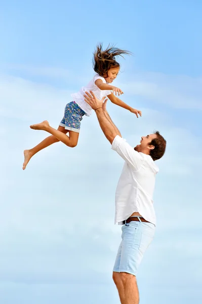 Far och dotter spelar tillsammans på stranden — Stockfoto