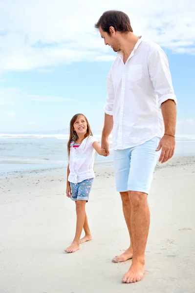 Far och dotter på stranden — Stockfoto