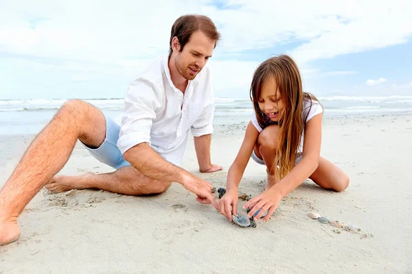 Far och dotter dag på stranden — Stockfoto