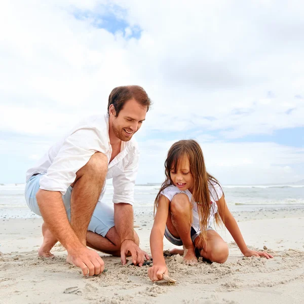 День батька і дочки на пляжі — стокове фото