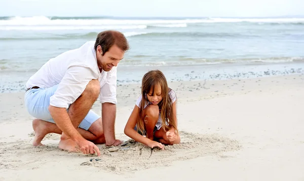 Vader en dochter dag op strand — Stockfoto