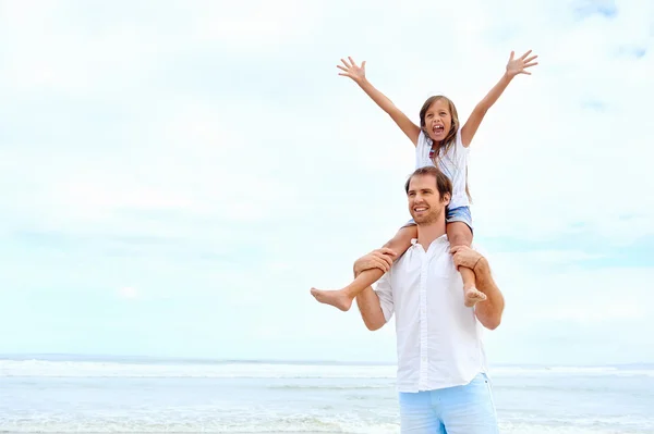 Отец с дочерью на пляже — стоковое фото