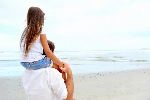 Отец с дочерью на пляже — стоковое фото